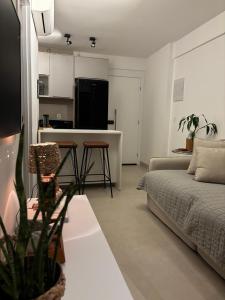 サルバドールにあるBeach Class - Barra Ondina SSAのソファとキッチンのあるリビングルーム +48枚の写真