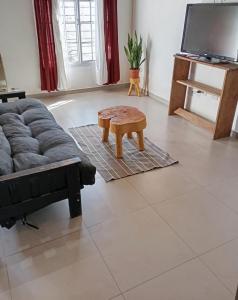 ein Wohnzimmer mit einer Couch und einem Couchtisch in der Unterkunft Alojamiento Centrico con Cochera in San Pedro