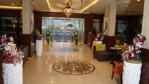 a lobby of a hotel with a table and chairs at Hmaasat Intour Hotel فندق همسات انتور in Jazan