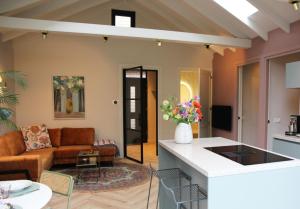 una sala de estar con un sofá y una mesa en De Bosuil, en Bergen