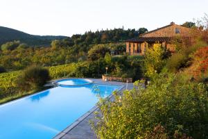 Agriturismo Il Serraglio内部或周边的泳池