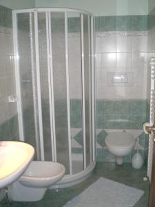 カナツェーイにあるSan Cristoforoのバスルーム(シャワー、洗面台、トイレ付)