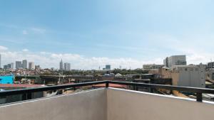 Rõdu või terrass majutusasutuses RedDoorz Plus near Uptown BGC Mall