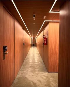 a hallway with wooden walls and a long corridor with a long aisle at Damani Studios in Foz do Iguaçu
