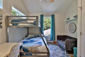 キリングトンにあるHeavenly K new luxury two family house with hot tubの二段ベッドとソファのある寝室