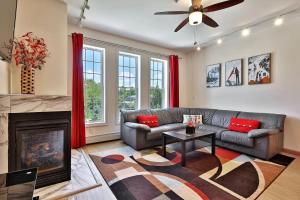 キリングトンにあるHeavenly K new luxury two family house with hot tubのソファと暖炉のあるリビングルーム