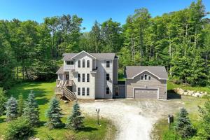 キリングトンにあるHeavenly K new luxury two family house with hot tubの私道付家屋上