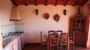 Kuchyňa alebo kuchynka v ubytovaní Casas Rurales Cortijo la Cañada