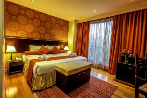 pokój hotelowy z łóżkiem i dużym oknem w obiekcie The Monarch Hotel w mieście Nairobi