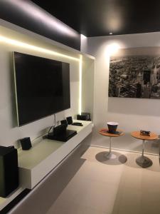 TV o dispositivi per l'intrattenimento presso Studio Moderno no Centro - Check-in Digital e Wi-Fi Rápido