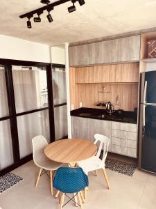 una cucina con tavolo e sedie in legno di Studio Moderno no Centro - Check-in Digital e Wi-Fi Rápido a San Paolo