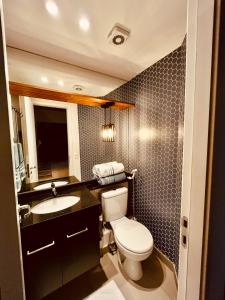 Koupelna v ubytování Studio Moderno no Centro - Check-in Digital e Wi-Fi Rápido + 11 fotografií