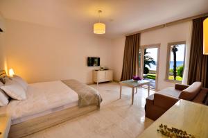 1 dormitorio con 1 cama y sala de estar en Oliviera Private Island Hotel - Kalem Island, en Kalem Adasi
