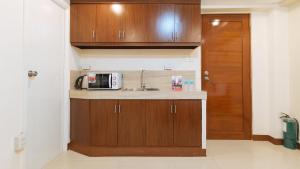 Kuchyň nebo kuchyňský kout v ubytování RedDoorz Plus near Uptown BGC Mall
