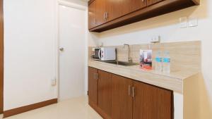 Köök või kööginurk majutusasutuses RedDoorz Plus near Uptown BGC Mall