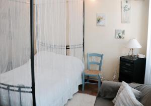 sypialnia z łóżkiem i krzesłem w obiekcie Volets Bleus et Briques Rouges w mieście Albi