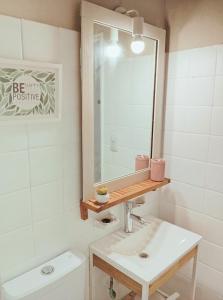 un baño con lavabo y espejo en Güemes Playa, en Mar del Plata