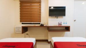 Televiisor ja/või meelelahutuskeskus majutusasutuses RedDoorz Plus near Uptown BGC Mall