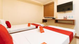 Televiisor ja/või meelelahutuskeskus majutusasutuses RedDoorz Plus near Uptown BGC Mall