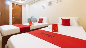 Postel nebo postele na pokoji v ubytování RedDoorz Plus near Uptown BGC Mall + 37 fotografií