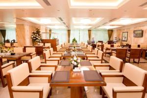 une grande salle à manger avec tables et chaises dans l'établissement Lakeside Hotel Nam Dinh, à Vạn Thệp