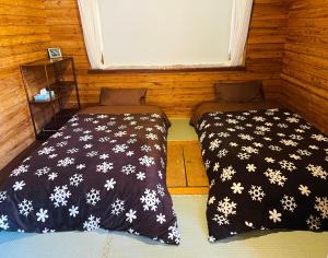 Postel nebo postele na pokoji v ubytování 民泊JOYFUL天然温泉付きログハウス