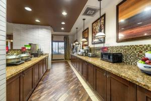Кухня или мини-кухня в Best Western Plus Tupelo Inn & Suites
 +27 фотографий