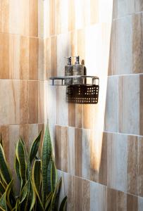 a light on a tiled wall in a bathroom at Akusara Jungle Resort And Spa in Nusa Penida