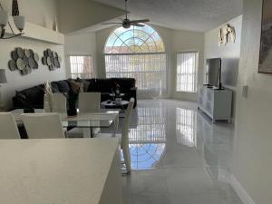 TV a/nebo společenská místnost v ubytování Grand Luxury 3BR Penthouse near Disney Parks