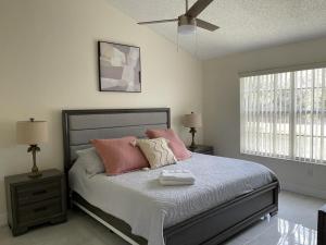 Postel nebo postele na pokoji v ubytování Grand Luxury 3BR Penthouse near Disney Parks