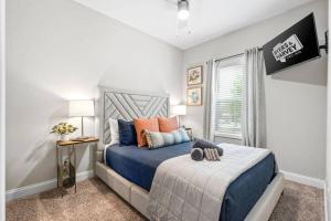 a bedroom with a bed with blue and orange pillows at Urban Rooftop of Downtown (1014 Franklin St) in Clarksville