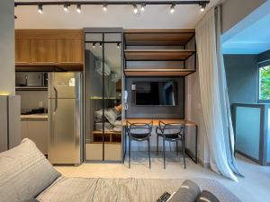 una cucina con tavolo, sedie e frigorifero di Handy Paraíso condomínio com piscina ao lado do Ibirapuera a San Paolo