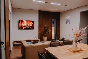 ein Wohnzimmer mit Sofa und Tisch in der Unterkunft Tabi Village Mountain Nest in Uchastkovoyye Khozyaystvo SKhI