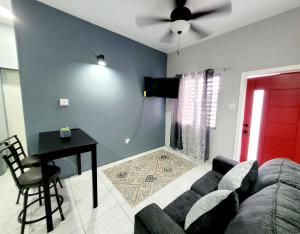 un soggiorno con un divano e un tavolo di Rest Easy at Cunningham Suites 3 & 4 a Ottleyʼs Village