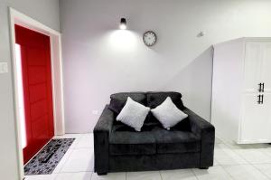 Area soggiorno di Rest Easy at Cunningham Suites 3 & 4