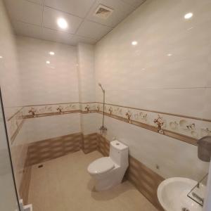 a bathroom with a toilet and a sink at Homestay Đức Thạnh in Rạch Giá