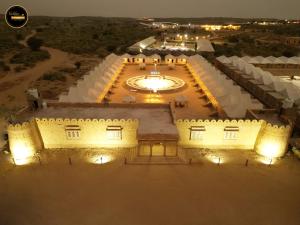 斋沙默尔Golden Fort Resort LUXURY Camp的夜间从空中欣赏大楼的景色