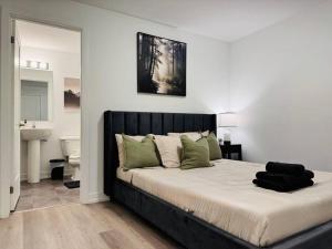 ein Schlafzimmer mit großem Bett und ein Badezimmer in der Unterkunft Luxury Stay Near Niagara Falls in Niagara Falls