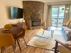 Televiisor ja/või meelelahutuskeskus majutusasutuses Evergreen Lodge at Vail