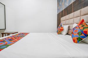 Postel nebo postele na pokoji v ubytování FabHotel Elvis Inn - Nr Mumbai International Airport