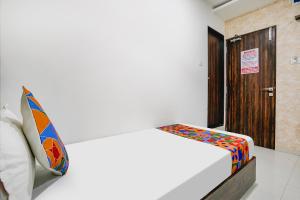 Postel nebo postele na pokoji v ubytování FabHotel Elvis Inn - Nr Mumbai International Airport