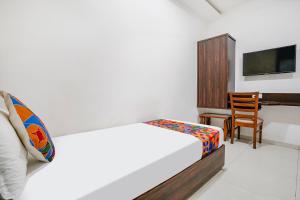 TV a/nebo společenská místnost v ubytování FabHotel Elvis Inn - Nr Mumbai International Airport