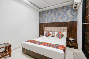 Postel nebo postele na pokoji v ubytování FabHotel Elvis Inn - Nr Mumbai International Airport