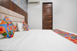 Postel nebo postele na pokoji v ubytování FabHotel Elvis Inn - Nr Mumbai International Airport