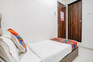 Postel nebo postele na pokoji v ubytování FabHotel Elvis Inn - Nr Mumbai International Airport