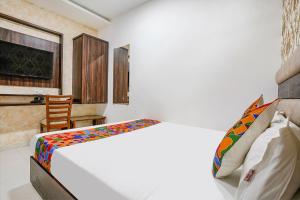 Postel nebo postele na pokoji v ubytování FabHotel Elvis Inn - Nr Mumbai International Airport