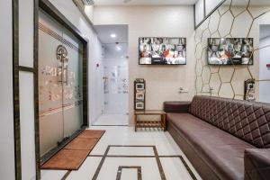 TV a/nebo společenská místnost v ubytování FabHotel Elvis Inn - Nr Mumbai International Airport