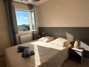 Postel nebo postele na pokoji v ubytování La Garrigue - Villa au cœur des Alpilles + 32 fotografií