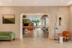 Гостиная зона в Holiday Inn Almaty
