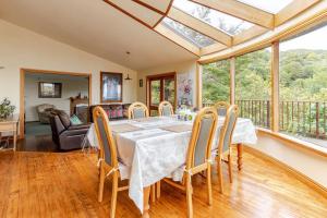 Un comedor con mesa y sillas en Sea views from holiday home, en Lower Hutt